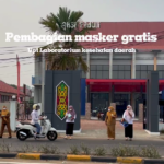 Pembagian masker kepada Masyarakat yang melintas depan UPT Laboratorium Kesehatan Daerah
