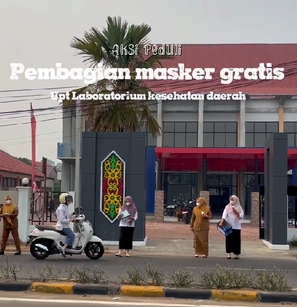 Pembagian masker kepada Masyarakat yang melintas depan UPT Laboratorium Kesehatan Daerah