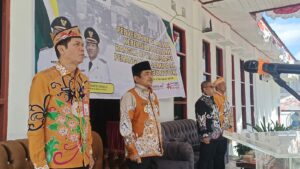 PENYERAHAN SARANA KEBERSIHAN KEPADA TPS 3R DAN UPT PASAR