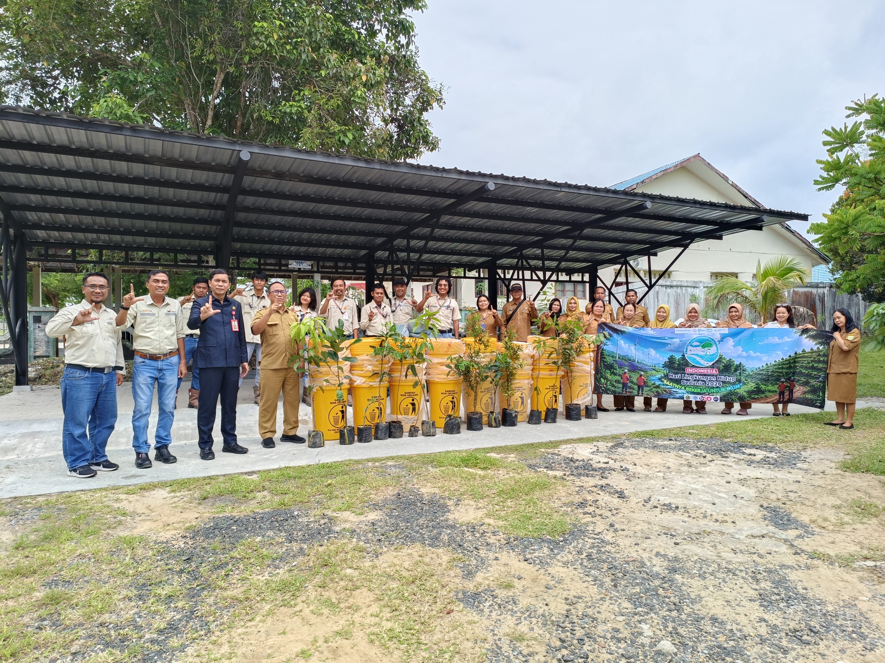 PT. Batubara Duaribu Abadi Serahkan Bantuan Tempat Sampah dan Bibit Tanaman kepada Dinas Lingkungan Hidup Kabupaten Barito Selatan