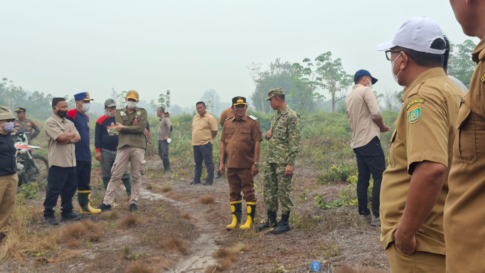 Kepala DLH Barsel Dampingi Wakil Bupati Tinjau Lokasi Kebakaran Hutan dan Lahan di Desa Pamangka